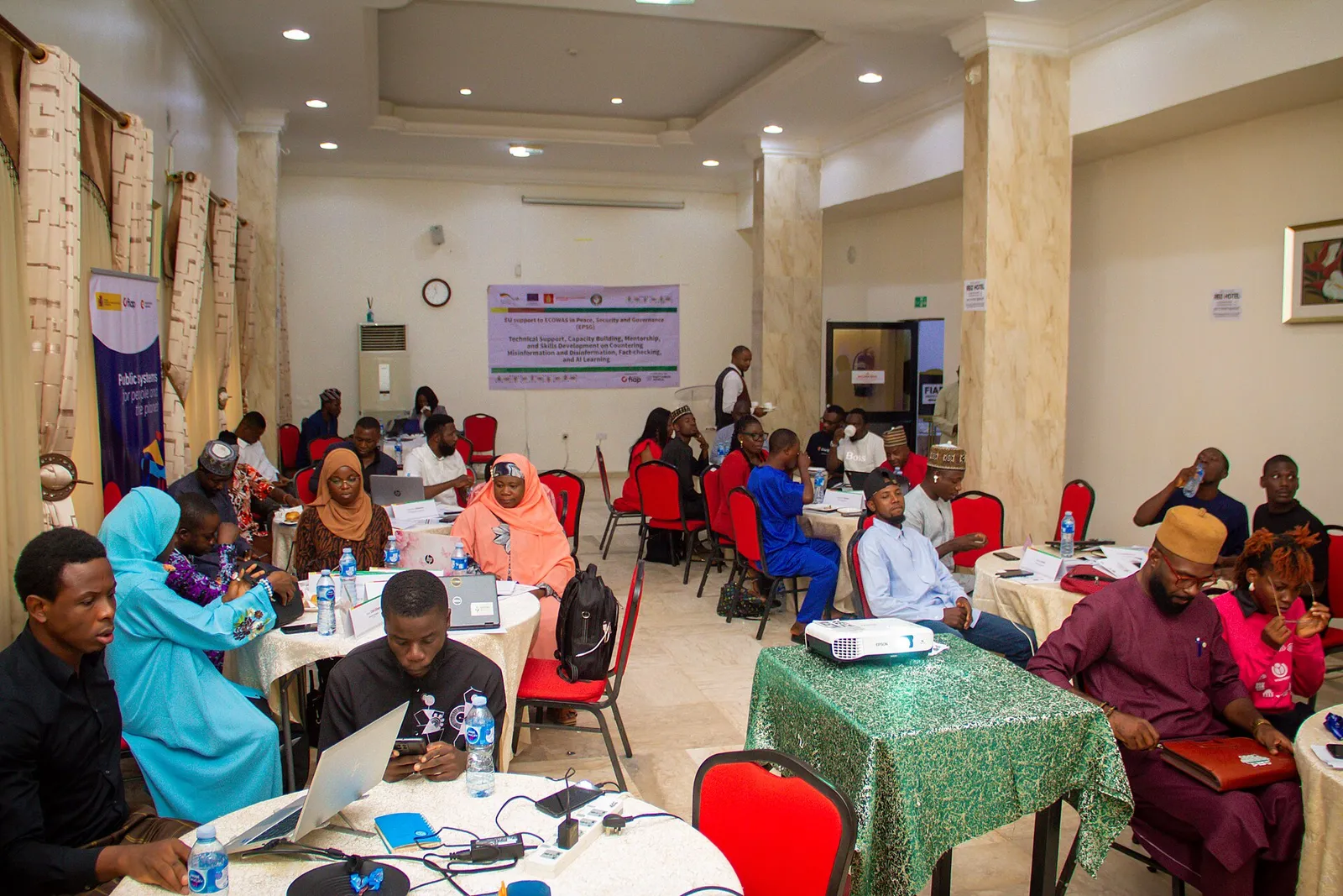 Peserta seminar belajar cek fakta di depan laptop